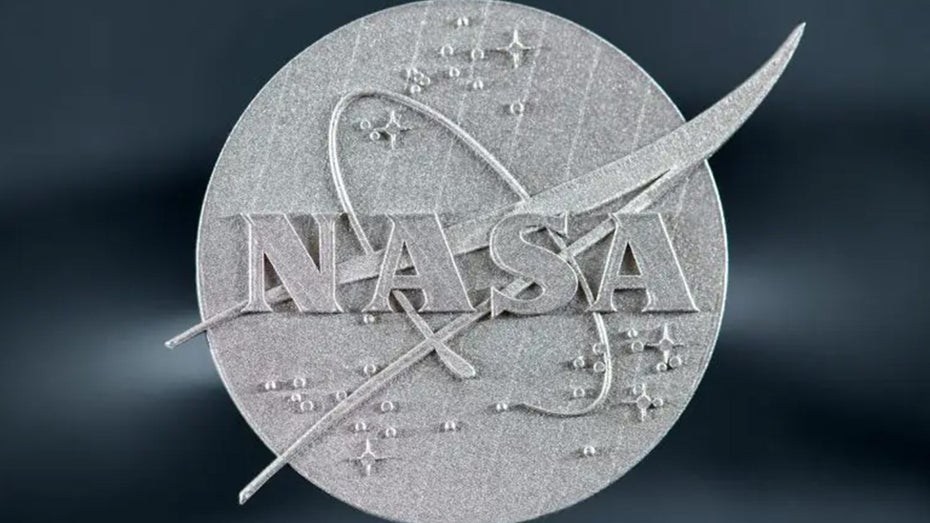 Das Logo ist mit der neuen Legierung gedruckt worden. (Foto: Nasa/ Jordan Salkin) Nasa: Neue „Super-Legierung“ ist rund 1.000 Mal langlebiger