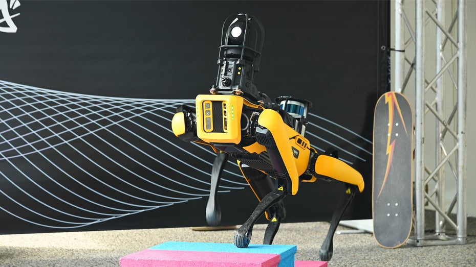 Robo-Hund Spot kann nun sprechen. (Foto: Shutterstock / Antonello Marangi) Boston Dynamics: Robo-Hund kann jetzt dank ChatGPT auch sprechen