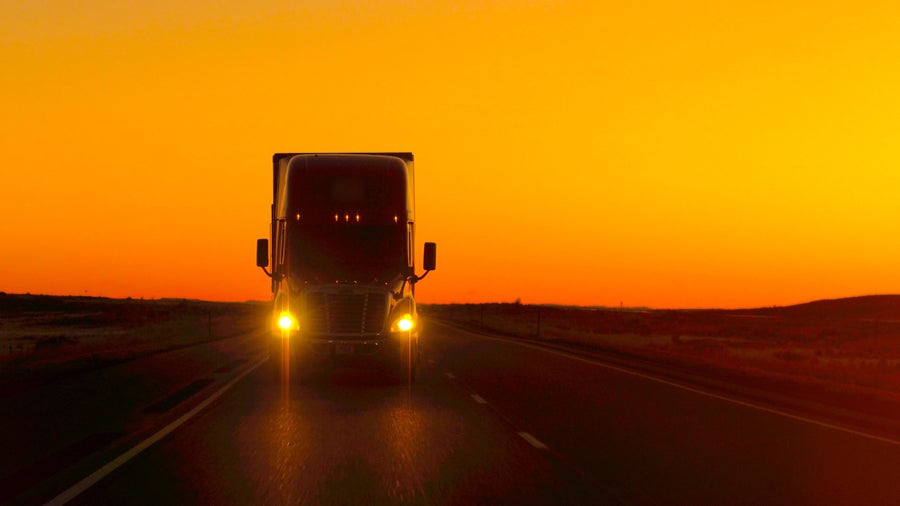 E-Lkw brauchen riesige Akkus: Dieser einfache Trick könnte sie deutlich leichter machen