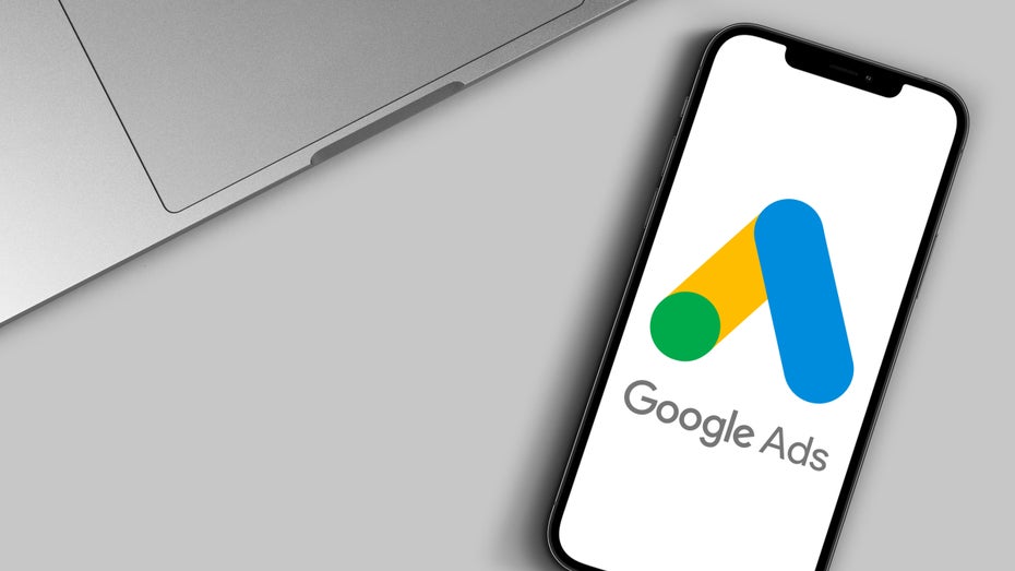 Google fürchtet wohl um seine Werbekund:innen - und macht große Versprechen in Sachen KI. (Bild: Primakov/Shutterstock) Google will generative KI im Ad-Business einbringen