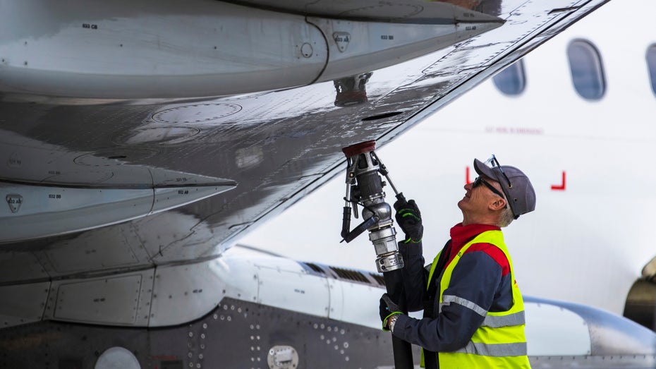 Grüner Sprit im Flugverkehr: Bis 2050 muss Kerosin mindestens zu 70 Prozent aus nachhaltigem Kraftstoff bestehen. (Foto: Karolis Kavolelis/Shutterstock) Luftfahrt in der EU: Kraftstoffe müssen bis 2050 zu 70 Prozent nachhaltig sein
