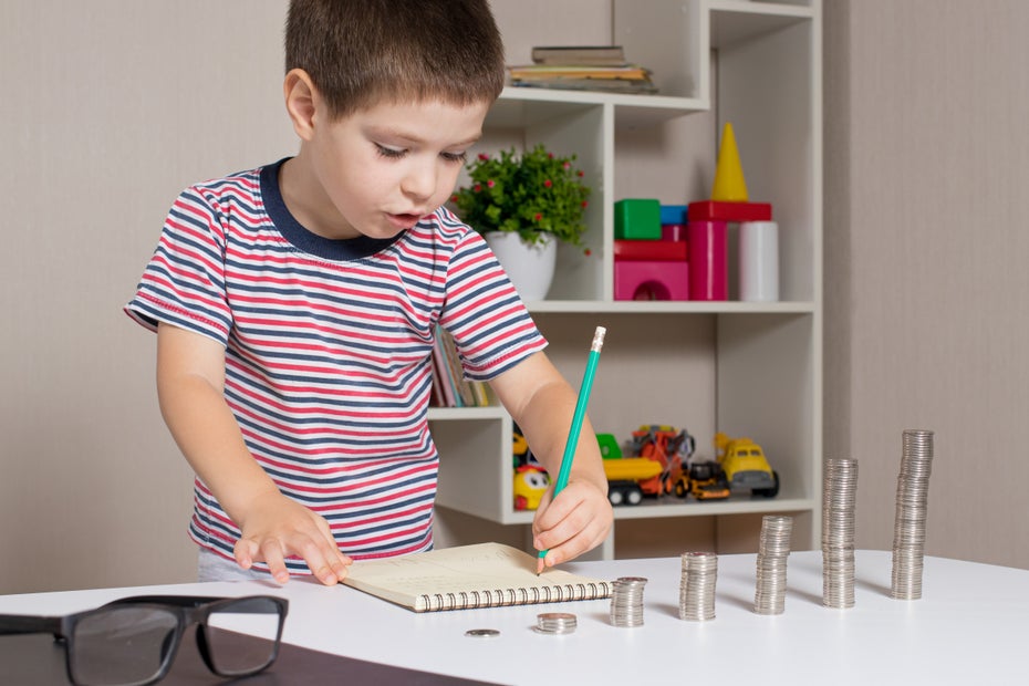 Früh übt sich: Mit einem eigenen Depot können Kinder an den Umgang mit Geld herangeführt werden. (Foto: Shutterstock/Garna Zarina)