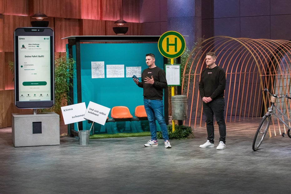 With Lynes, Sven (left) and Tobias Hubbes present the idea of ​​being able to collect points for trips on public transport.  They are hoping for an investment of 180,000 euros for 20 percent of the shares in their company.  (Image: RTL Plus)