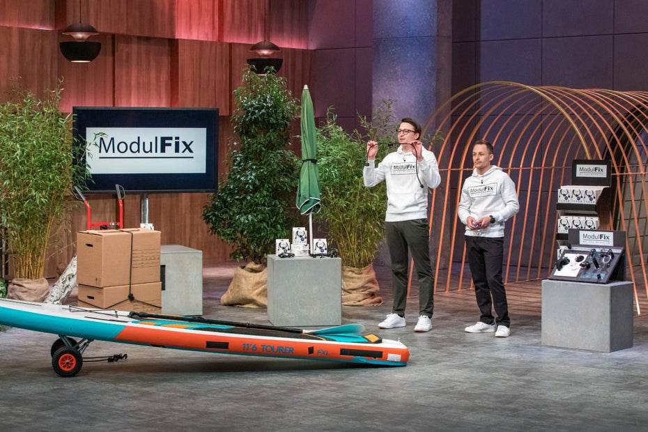 Martin (l.) und Michael Kopp präsentieren mit „ModulFix“ ein Multifunktionstool. Sie erhoffen sich ein Investment von 100.000 Euro für 20 Prozent der Anteile an ihrem Unternehmen. (Bild: RTL Plus)