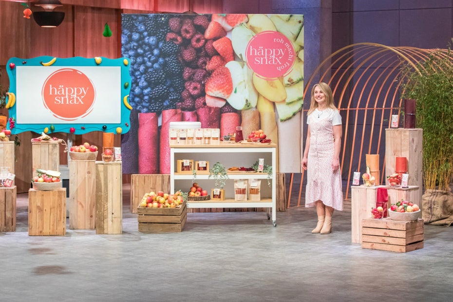 Marina Herter presents Häppynäx smoothie rolls in seven different flavors.  (Image: RTL Plus)