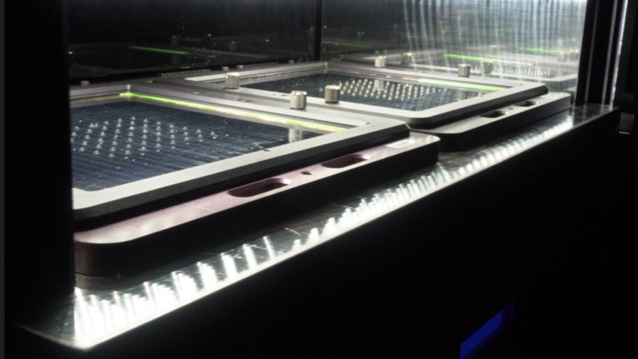 Perowskit-Solarzellen im Test. (Bild: Cubic PV/MIT) Perowskit-Zellen: Bill Gates investiert in Solarhoffnungsträger