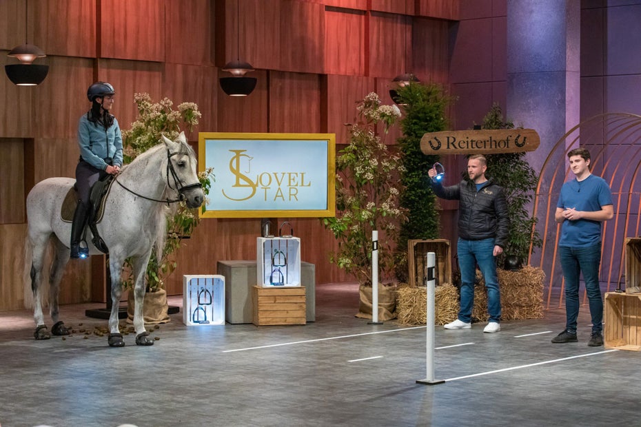 Patrick Pauliner, (center), Veronika Hajek and Michael Schuhböck present stirrup LEDs for riders with Lovelstar.  (Image: RTL Plus)