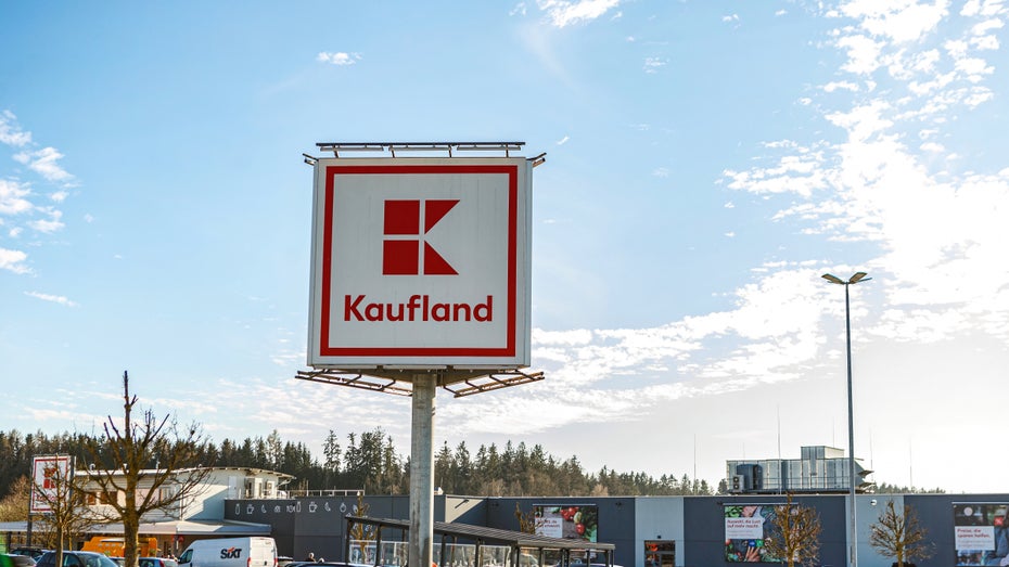 Ab Herbst 2023 soll die neue Bezahl-Möglichkeit bei Kaufland offiziell verfügbar sein. (Foto: Annabell Gsoedl / Shutterstock) Bei Rossmann und Kaufland: So funktioniert die Bezahl-Methode Bluecode