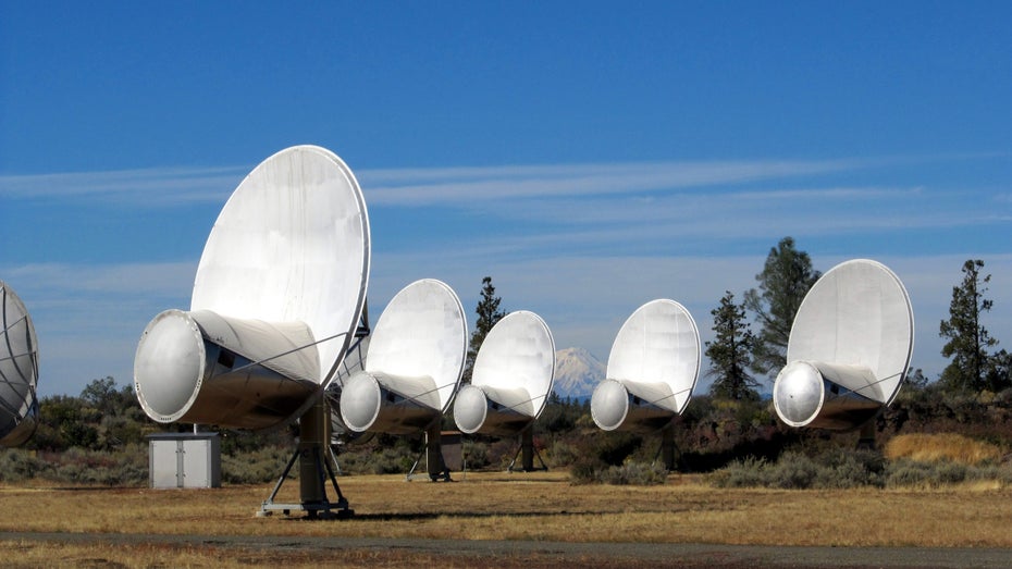 Das Allen Telescope Array ist eines der drei beteiligten Radioteleskope. Ein Stream wird die Arbeit des Teams live vor Ort zeigen. (Foto: Paulo Afonso) Seti: Forschung simuliert Alienkontakt – und du kannst mitmachen