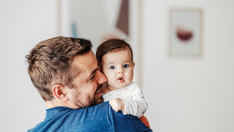 Dürfen Arbeitgeber eine Vertretung für die Elternzeit unbefristet anstellen? Das sagt ein Anwalt. (Foto: Shutterstock-Dusan Petkovic) Elternzeit: Dürfen Arbeitgeber eine Vertretung unbefristet einstellen? So ist die Rechtslage