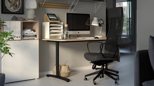 Ikea-Bürostuhl bringt Monitore zum Absturz – das hat einen Grund