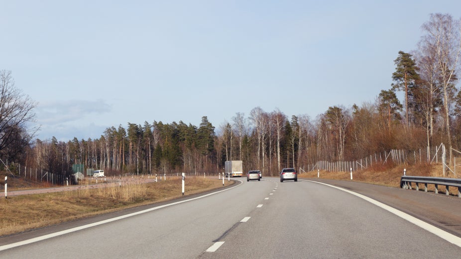 Als europäische Fernverbindung führt die Europastraße 20 (E20) vom irischen Flughafen Shannon bis nach Sankt Petersburg. Auf einem 21 Kilometer langen Streckenabschnitt zwischen Stockholm und Göteborg soll nun das elektrische Straßensystem ERS verbaut werden. (Bild: Shutterstock/Roland Magnusson) E20 bei Örebro. (Bild: Shutterstock/Roland Magnusson)