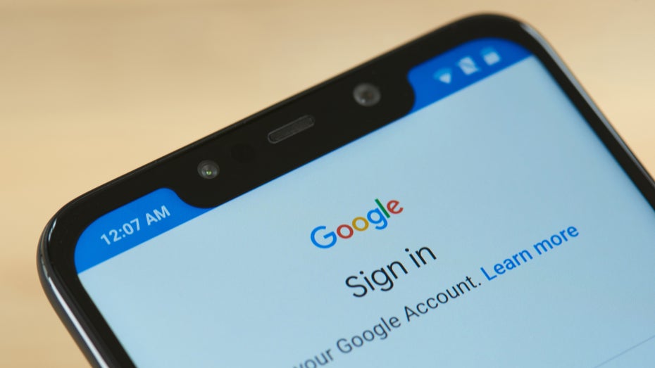 Telefon mit Google-Login auf dem Display (Bild: Shutterstock / Ka Iki)