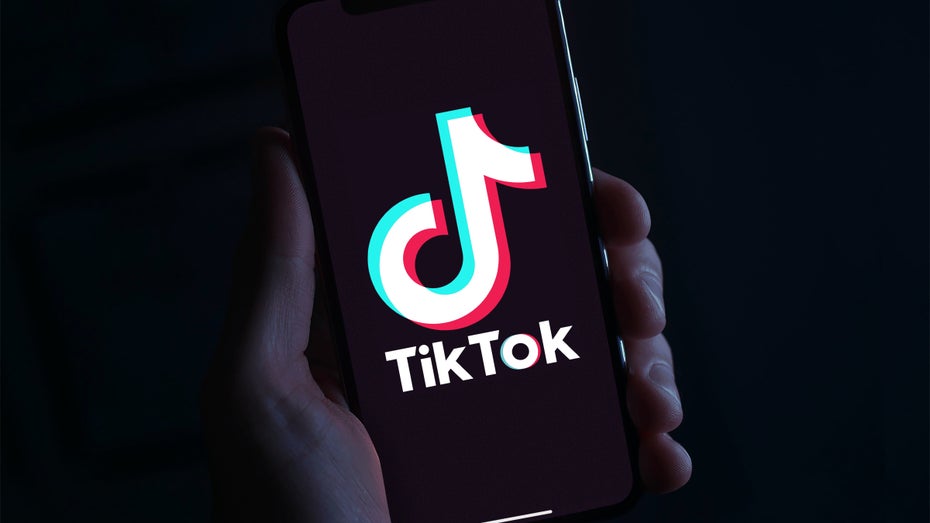 Logo von Tiktok auf einem Smartphone 