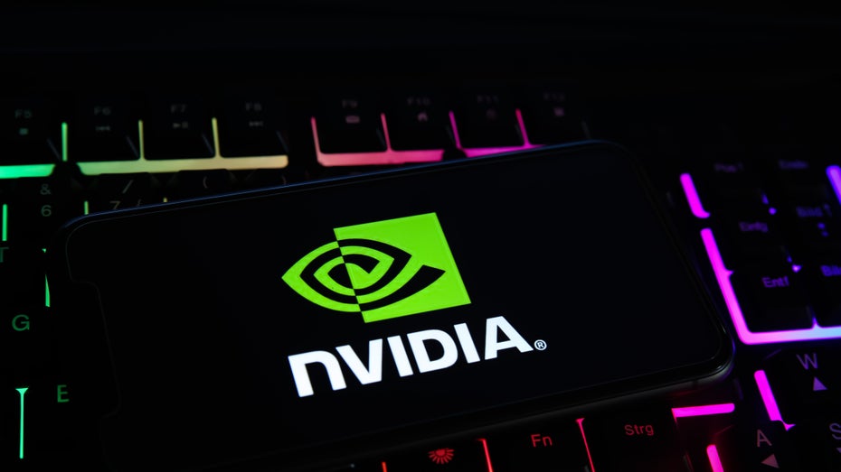 Logo des Unternehmens Nvidia im Dunkeln auf einer beleuchteten Tastatur (Bild: Shutterstock / Ralf Liebhold)