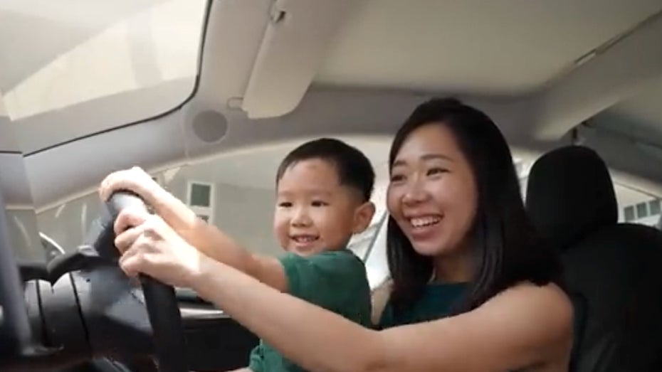 Werbevideo: Spaß im Tesla. (Screenshot: Tesla/Twitter, t3n) Werbevideo Tesla