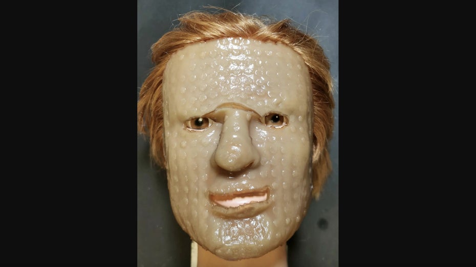 Sieht aus wie eine Plastikactionfigur, die zu nah an einer Kerze stand, soll aber sogar bei der Krebsbehandlung helfen. (Foto: University of Waterloo) Aus dem 3D-Drucker: Dieser programmierbare Verband hilft bei Verbrennungen und Krebsbehandlung