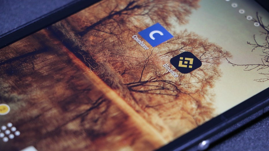 Binance und Coinbase sehen sich mit einer Klage konfrontiert. (Foto: Tocak/Shutterstock) Coinbase und Binance vor Gericht: US-Kryptosektor in der Zwickmühle