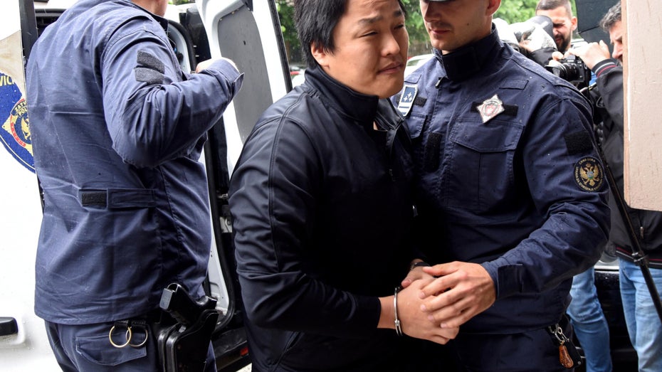 Do Kwon bei seiner Festnahme in Podgorica. (Foto: dpa) Auslieferungshaft: Terra-Gründer Do Kwon muss in Montenegro hinter Gitter