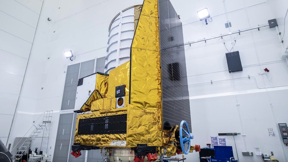 Die Euclid-Raumsonde auf einem Adapter, der später an der oberen Stufe der Falcon-9-Rakete befestigt wird. (Screenshot: Twitter) Euclid: Das Esa-Superteleskop auf der Suche nach dunkler Materie