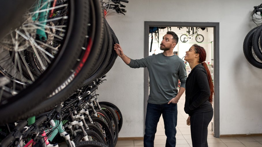 Der Umsatz mit Fahrrädern und E-Bikes ist im Vergleich zum Vorjahr gestiegen. (Foto: BAZA Production / Shutterstock) Das Geschäft mit E-Bikes wächst