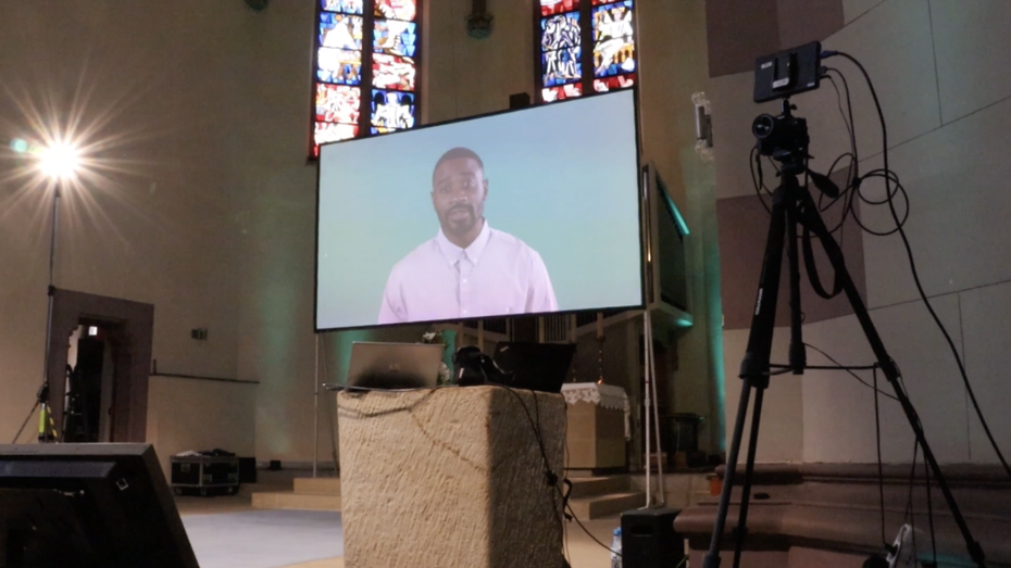 Ist das die Zukunft des Gottesdienstes? (Screenshot: Kirchentag) Wenn KI die Kanzel erobert: ChatGPT predigt vor Gläubigen
