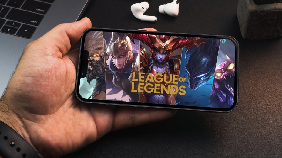 „Porofesor“ machte Wargraphs bekannt: Die App wird von „League of Legends“-Spieler:innen genutzt. (Bild: Diego Thomazini/ Shutterstock) 50 Millionen Euro für LoL-Erweiterung: Ein-Mann-Startup macht Gründer reich