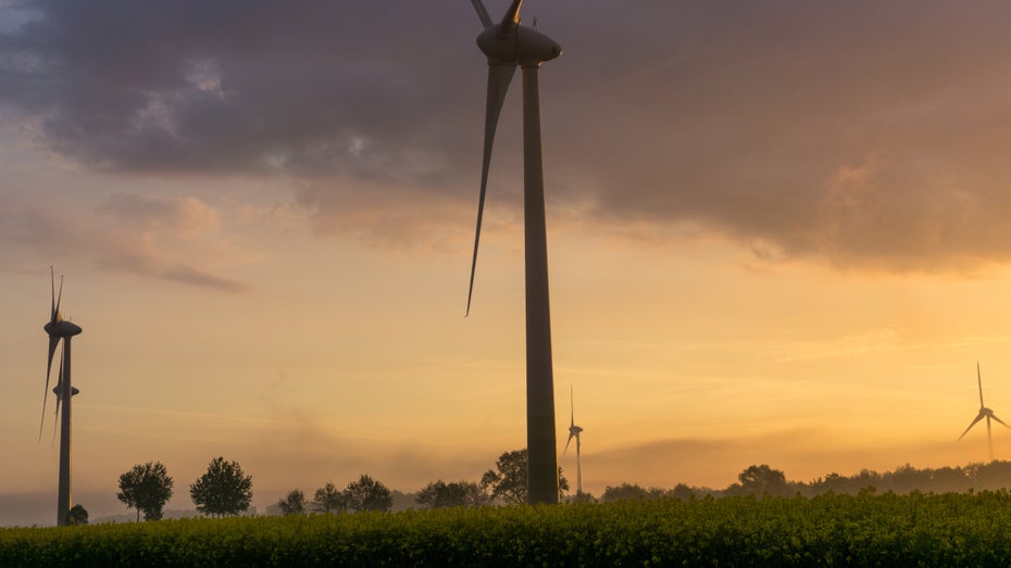 Windräder sollen zur Energiewende beitragen. (Foto: angelpicssaw / Shutterstock) Handlungsbedarf erkennbar: Bund veröffentlicht Klima-Tracker