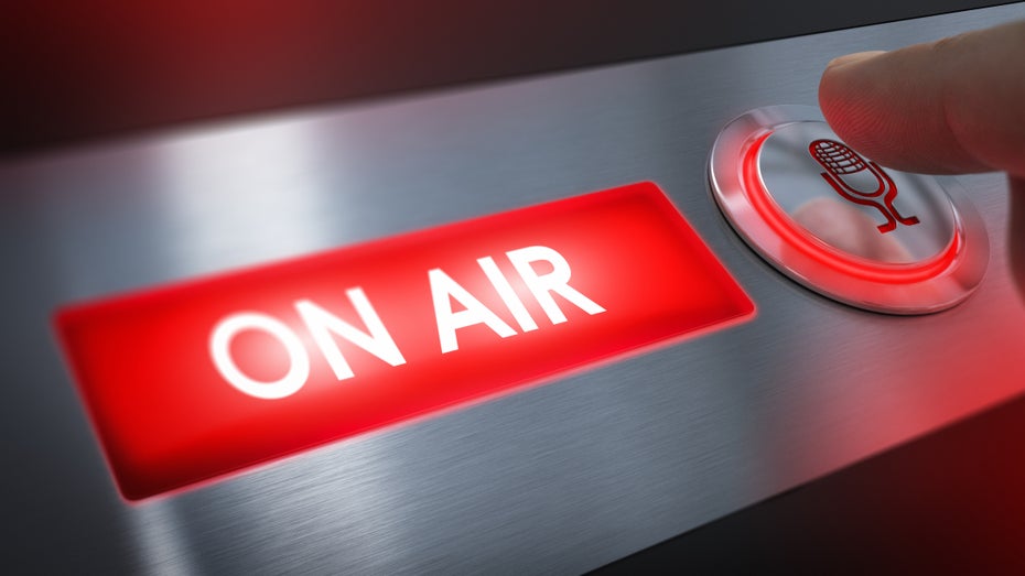 Moderation auf Knopfdruck: Ein Radiosender in den USA ersetzt eine Mittagsmoderatorin teilweise mit einer KI-Moderation. (Symbolbild: Olivier Le Moal/ Shutterstock.com) US-Radiosender setzt erste KI-Moderatorin ein