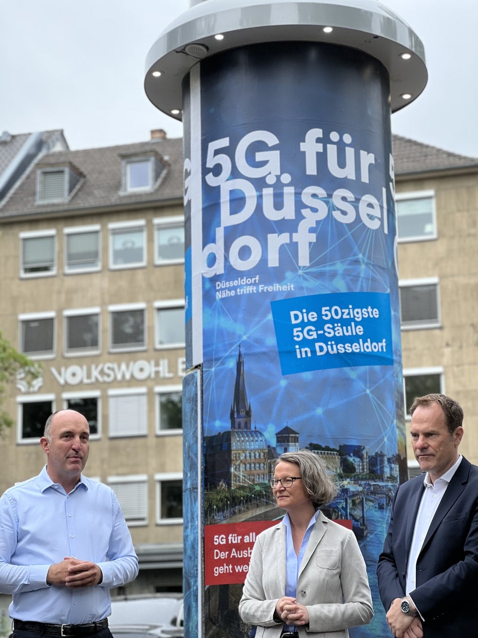 NRW-Bauministerin Ina Scharrenbach und Oberbürgermeister Dr. Stephan Keller mit Stephan Schneider, 