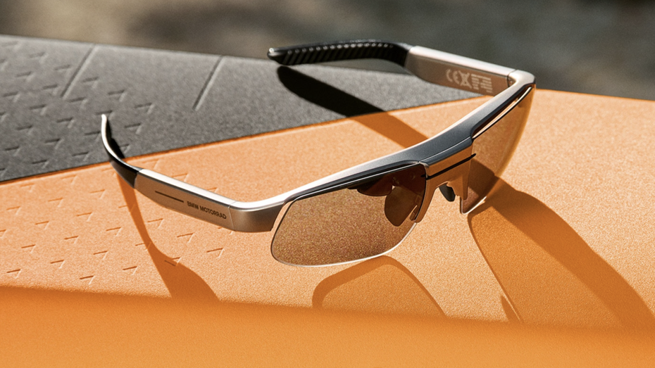 Die Smartglasses von BMW sehen zunächst wie eine normale Sonnenbrille aus. (Screenshot: BMW) Brille mit Tacho und Navi: BMW zeigt Connected-Ride-Motorrad-Smartglasses