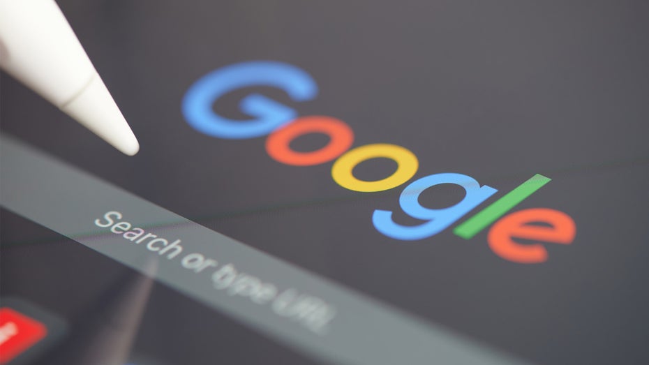 Google nutzt verfügbare Daten für KI. (Foto: Shutterstock/Pixieme) Google aktualisiert AGB: Deine Online-Inhalte unterstützen das Training von KI