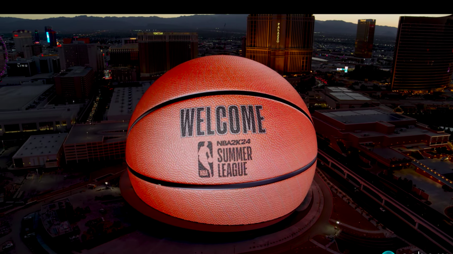 Um für die NBA Summer League 2023 zu werben, verwandelte sich die MSG Sphere in einen Basketball. (Screenshot: youtube / sphere) MSG Sphere liefert spektakuläre Bilder: Das steckt hinter der Rekord-Kugel mit LED-Hülle