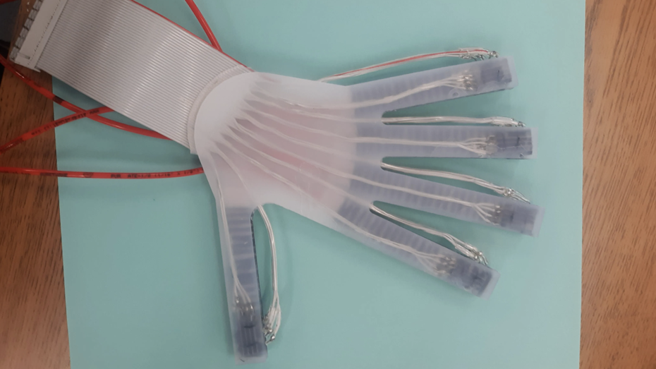 Dieser smarte Handschuh soll Patienten nach einem Schlaganfall helfen. (Foto: Dr Maohua Lin) Mit diesem smarten Handschuh können Schlaganfallpatienten wieder Klavier spielen