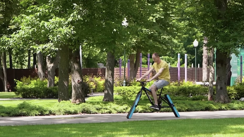 Ein mysteriöser Anblick, der sich hier im Park bietet. (Screenshot: The Q / Youtube) Fährt auf zwei Ellipsen: Dieses Fahrrad hat keine Räder