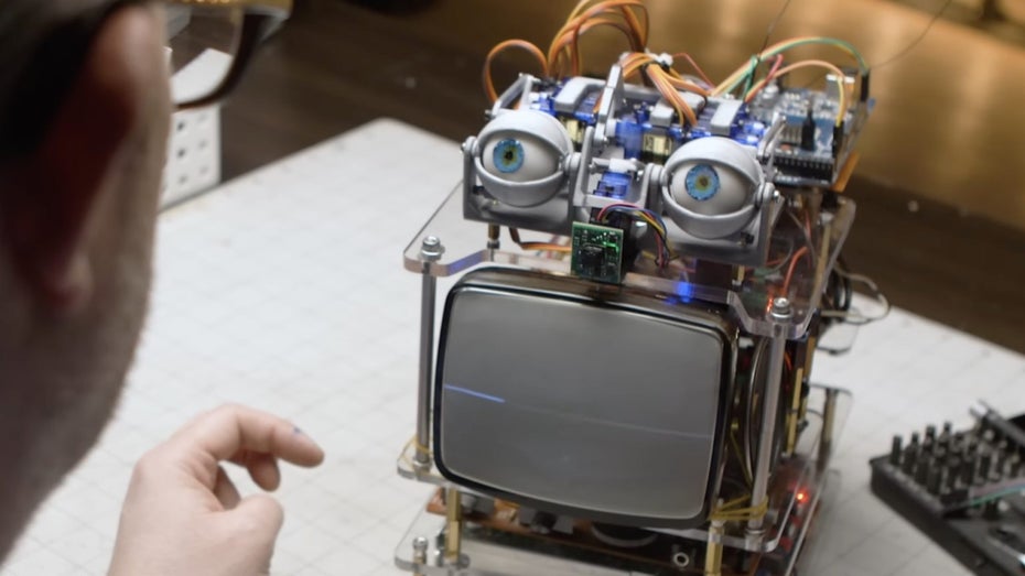 Gruseliger Roboter: Bastler gibt Alexa ein Gesicht – und hätte es besser gelassen