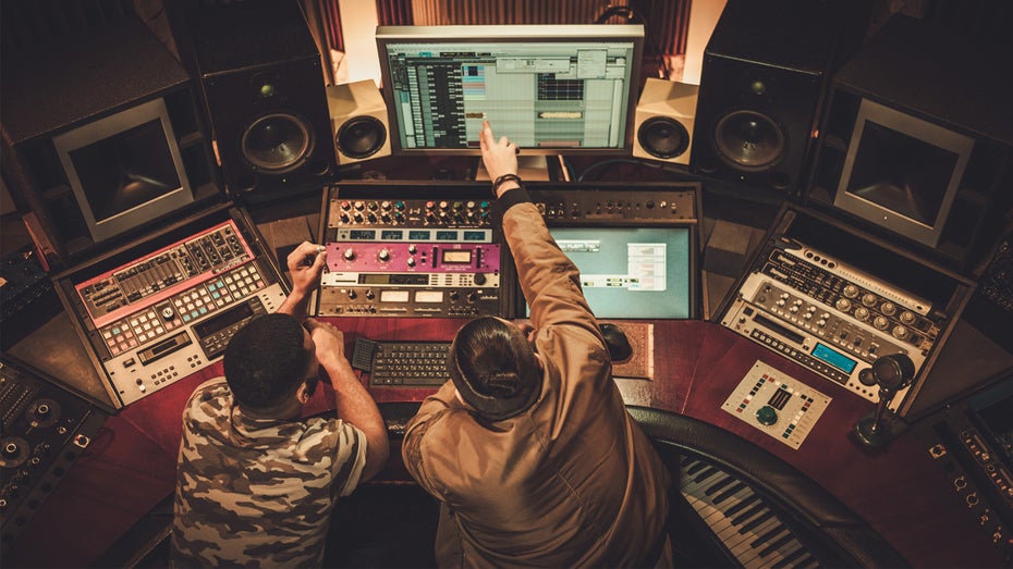 Die Musikindustrie kämpft gegen KI. (Foto: Nejron Photo / Shutterstock) Musikindustrie zieht in den Kampf gegen KI-generierte Musik