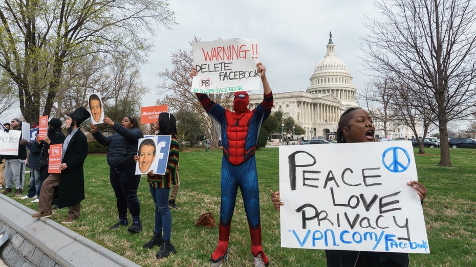 Facebook wird immer wieder vorgeworfen, die Polarisierung der Gesellschaft zu verschärfen. (Foto: Erik Cox Photography/Shutterstock) Wie Facebook unsere politischen Ansichten beeinflusst