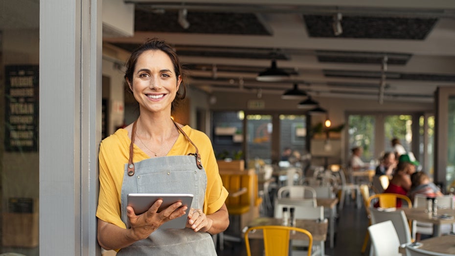 Die Gastronomie ist nur ein Bereich, in dem Frauen überrepräsentiert sind und der bald in Teilen von KI verrichtet werden könnte. (Foto: Ground Picture/Shutterstock) Wieso KI mehr Frauen als Männer den Job kosten könnte