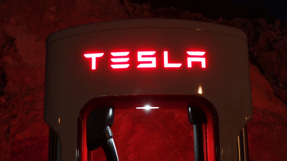 Tesla-Vorstand gibt nach Investorenbeschwerden 735 Millionen US-Dollar zurück Tesla-Vorstand gibt nach Investorenbeschwerden 735 Millionen US-Dollar zurück