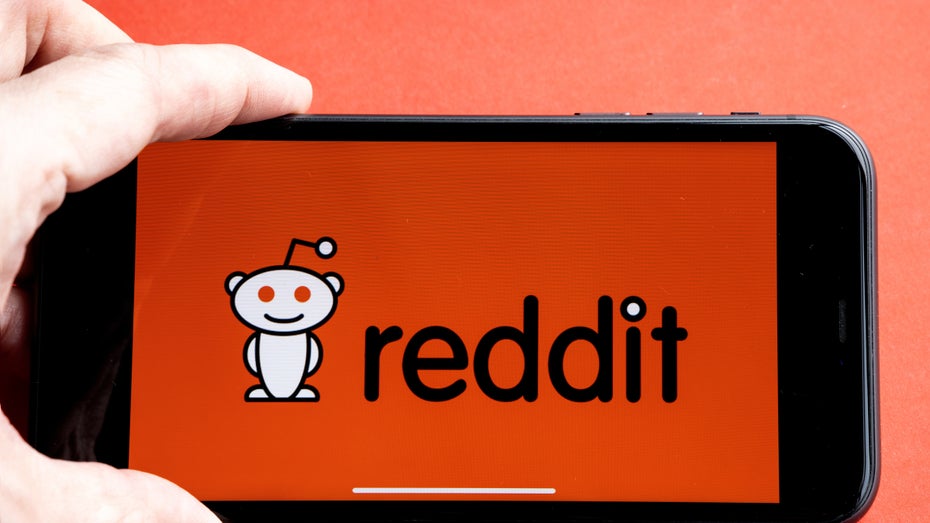 Reddit und OpenAI kooperieren jetzt. (Bild: Shutterstock/Boumen Japet) OpenAI schließt Partnerschaft mit Reddit ab – was das für dich bedeutet
