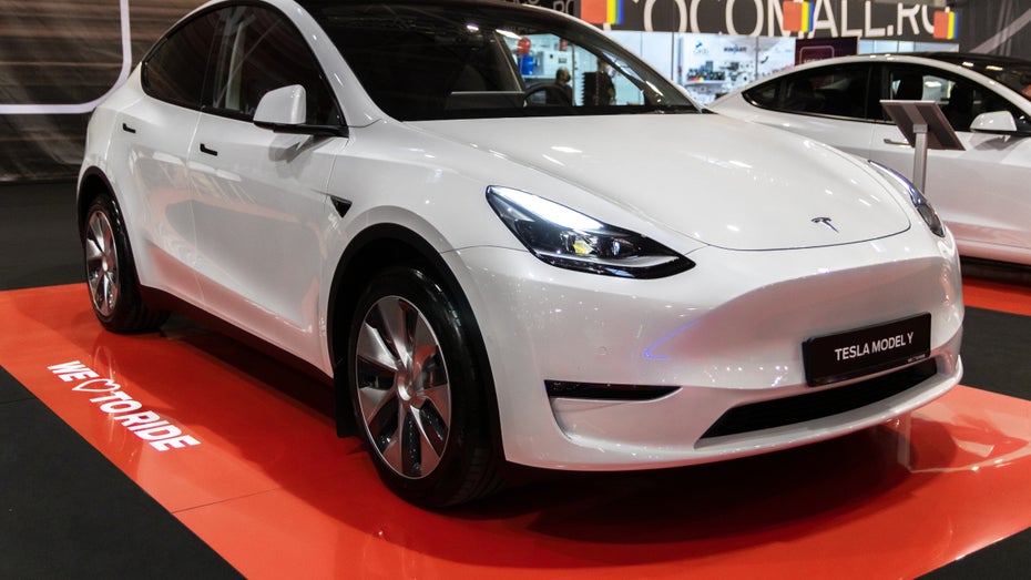 Ein Tesla-Neuwagen der Model Y auf einem Ausstellungspodest
