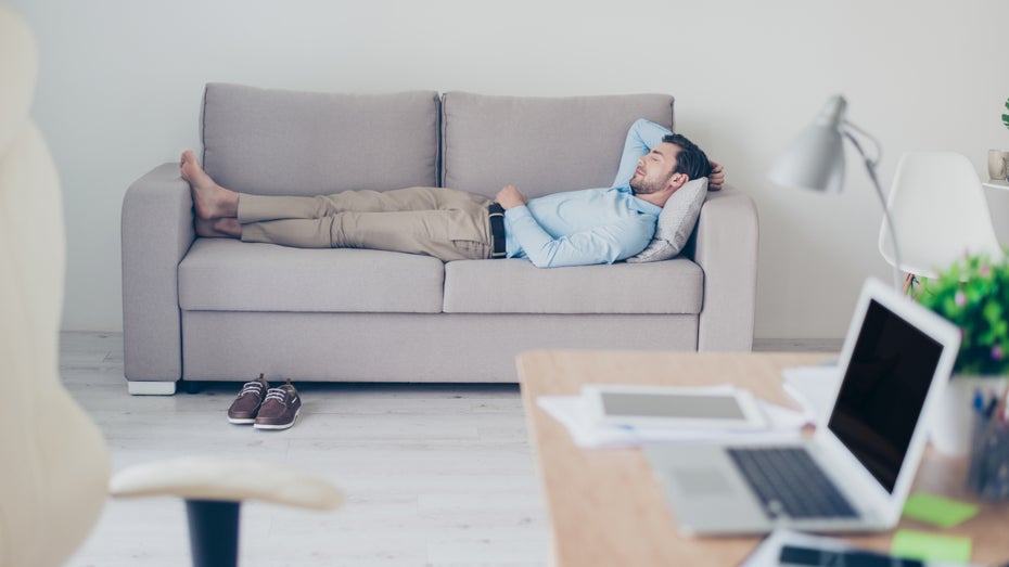 Siesta im Büro: Was sagt das Arbeitsrecht eigentlich dazu?