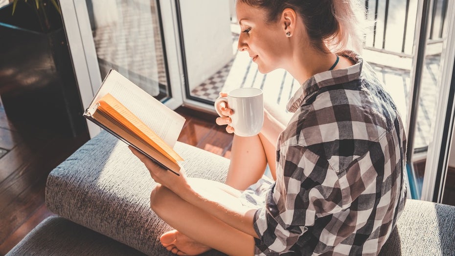 Brutal ehrliche Buchrezensionen auf Tiktok. (Foto: ASTA Concept/Shutterstock) Frau liest Buch Rezensionen