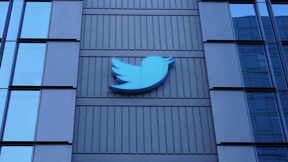 Kommt ebenfalls unter den Hammer: Twitter-Logo am Gebäude in San Francisco. (Foto: Shutterstock / Phil Pasquini) Ölgemälde von Obama und ein Vogel-Kaffeetisch: X versteigert Twitter-Memorabilia