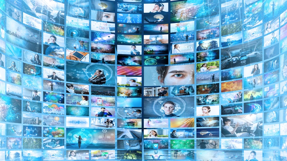 Eine Masse an Bildern: Wie finden wir heraus, welche echt und welche KI-generiert sind? (Bild: metamorworks / Shutterstock) SynthID: Google kündigt Wasserzeichen an, das für das bloße Auge unsichtbar ist