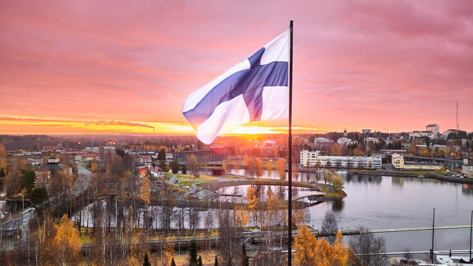 Finnland ist bekannt für seine egalitäre Kultur. (Bild: Karavanov_Lev / shutterstock) Warum Finnlands Wirtschaft im Sommer Pause macht – 4 Dinge, die wir daraus lernen können