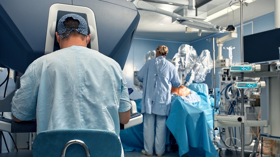 So kann eine Operation mit einem Da-Vinci-Operationssystem aussehen. (Foto: Gerain0812 / Shutterstock) KI im OP: Wie wird die Zukunft aussehen?