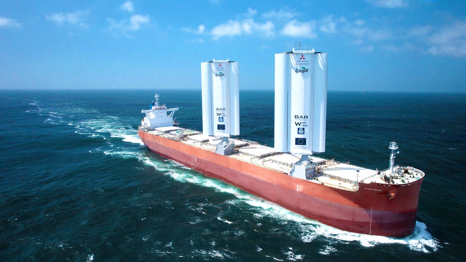 Das Frachtschiff „Pyxis Ocean“ mit aufgestellten Segeln von BAR Technologies. (Bild: Cargill) Dieses Frachtschiff fährt mit Windturbinen-Segeln – und spart jede Menge CO2