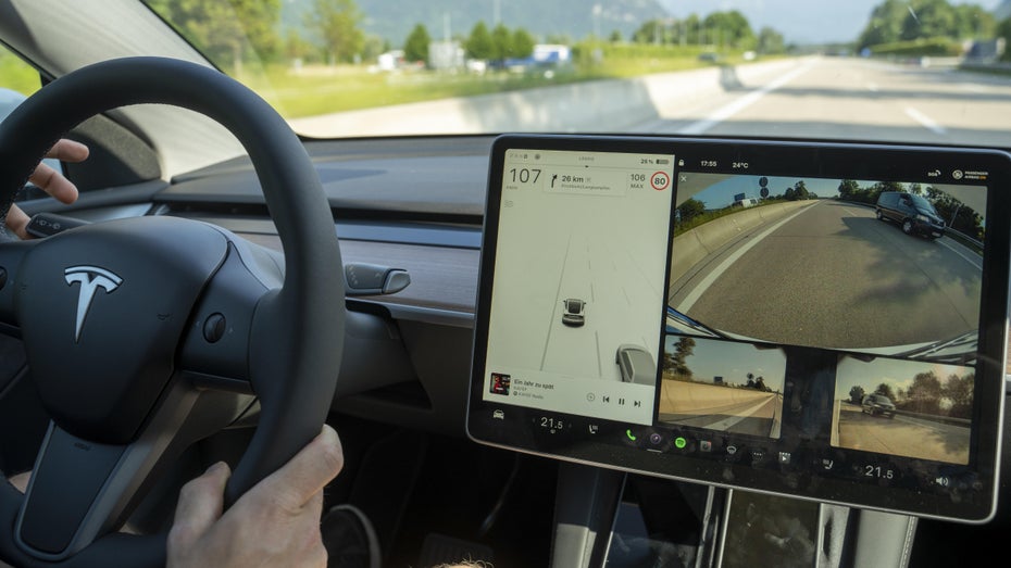 Dashcam zeigt: Tesla auf Autopilot verursacht schweren Unfall mit Polizeiauto